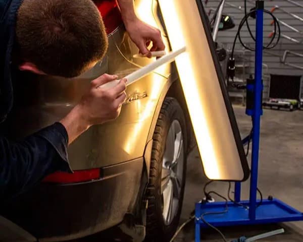 Echipa Bumblebee Auto Detailing lucrând la detailing auto